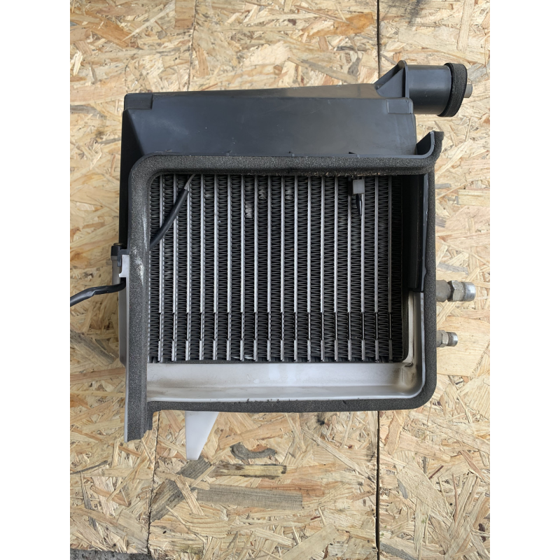 Випарник / радіатор кондиціонера з корпусом Mazda 626 GF