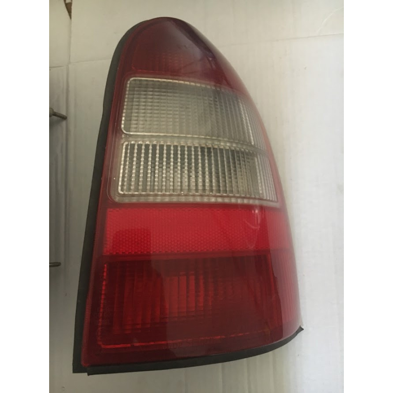 Задній правий ліхтар Opel Vectra B Універсал