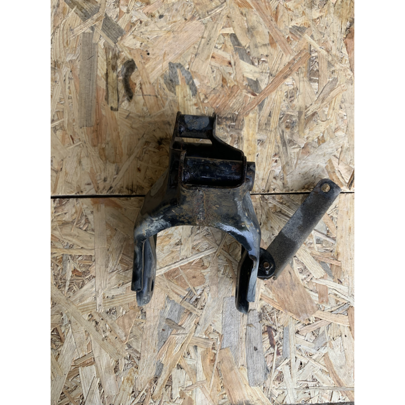 Кронштейн подушки двигуна задньої Mazda 626 GF 1.8 бензин