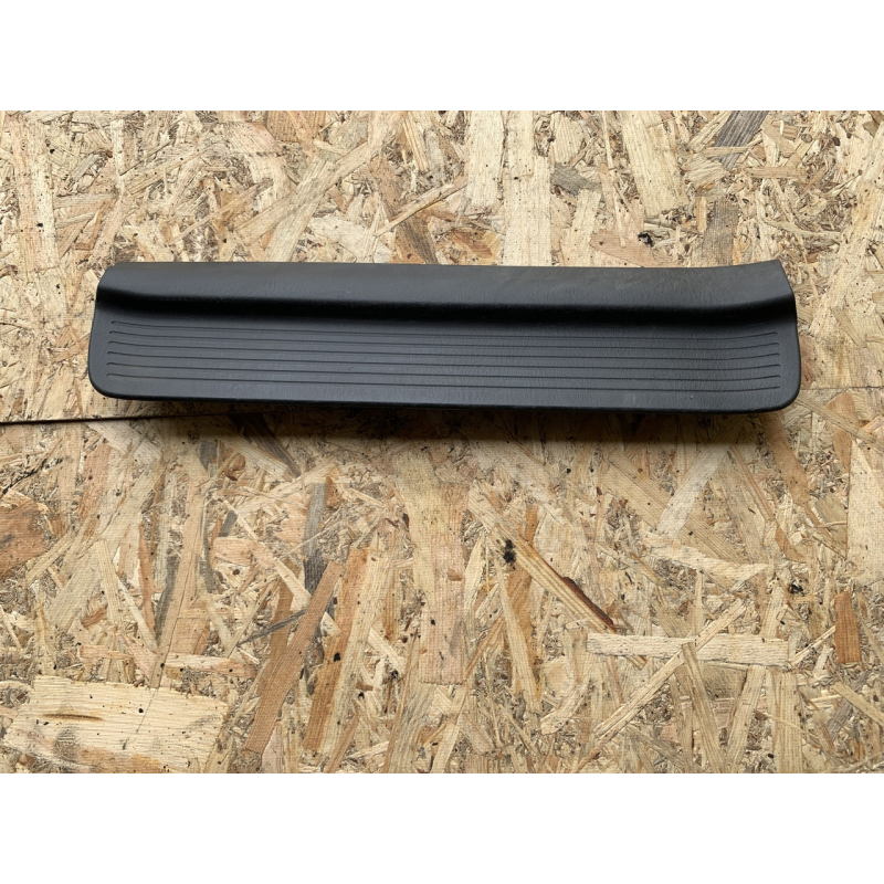 Накладка порогу задня права Mazda 626 GF Накладка порогу задня права Mazda 626 GF