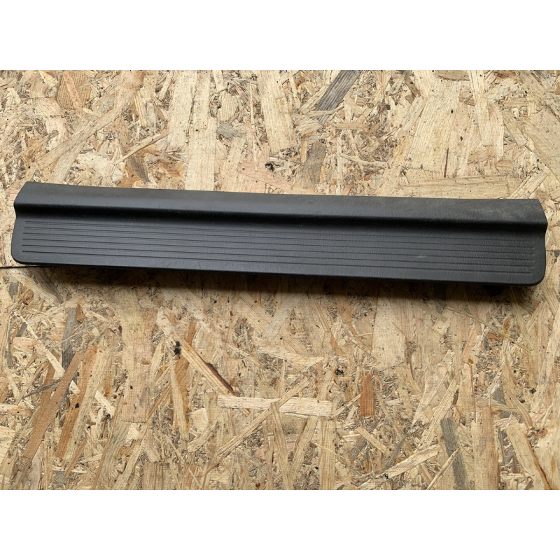 Накладка порогу передня ліва Mazda 626 GF GE4T68720 Накладка порогу передня ліва Mazda 626 GF GE4T68720