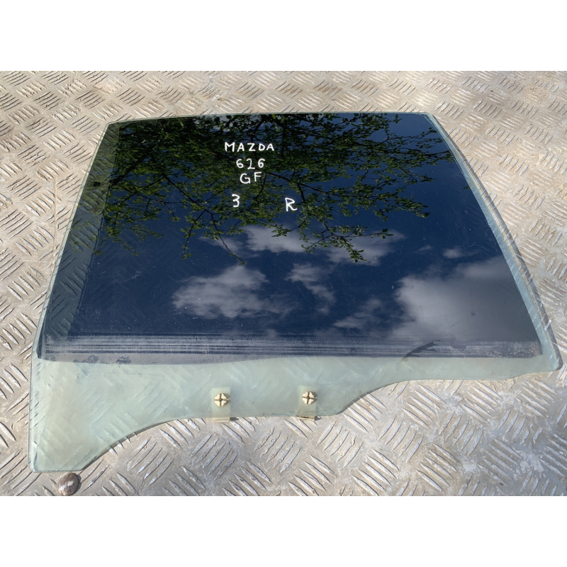 Скло дверей заднє праве Mazda 626 GF седан