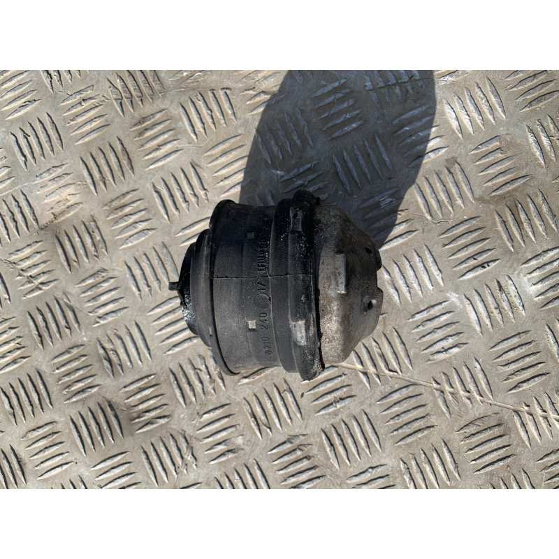 Подушка двигуна нижня Mercedes W210 2.2CDI 2102400617 Подушка двигуна нижня Mercedes W210 2.2CDI 2102400617