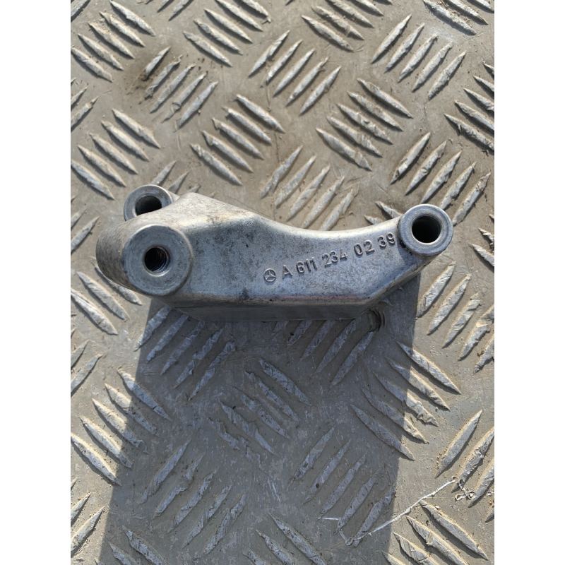 Кронштейн кріплення компресора кондиціонера Mercedes W210 2.2 CDI A6112340239 Кронштейн кріплення компресора кондиціонера Mercedes W210 2.2 CDI A6112340239