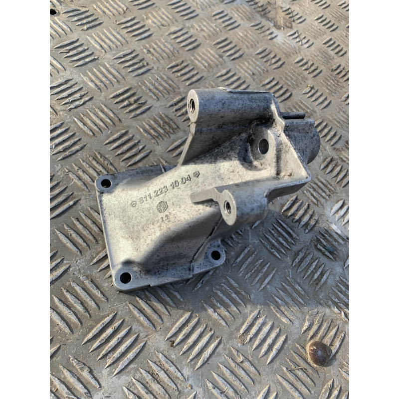 Кронштейн подушки двигуна лівої Mercedes W210 2.2 CDI A6112231004 Кронштейн подушки двигуна лівої Mercedes W210 2.2 CDI A6112231004