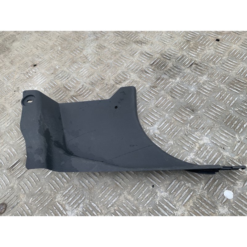 Накладка порогу передня права Mazda 626 GF GA7B68371 Накладка порогу передня права Mazda 626 GF GA7B68371