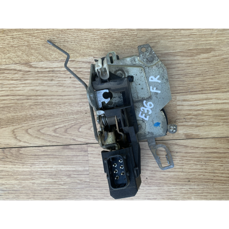 Замок дверей передній правий BMW 3-seies E36