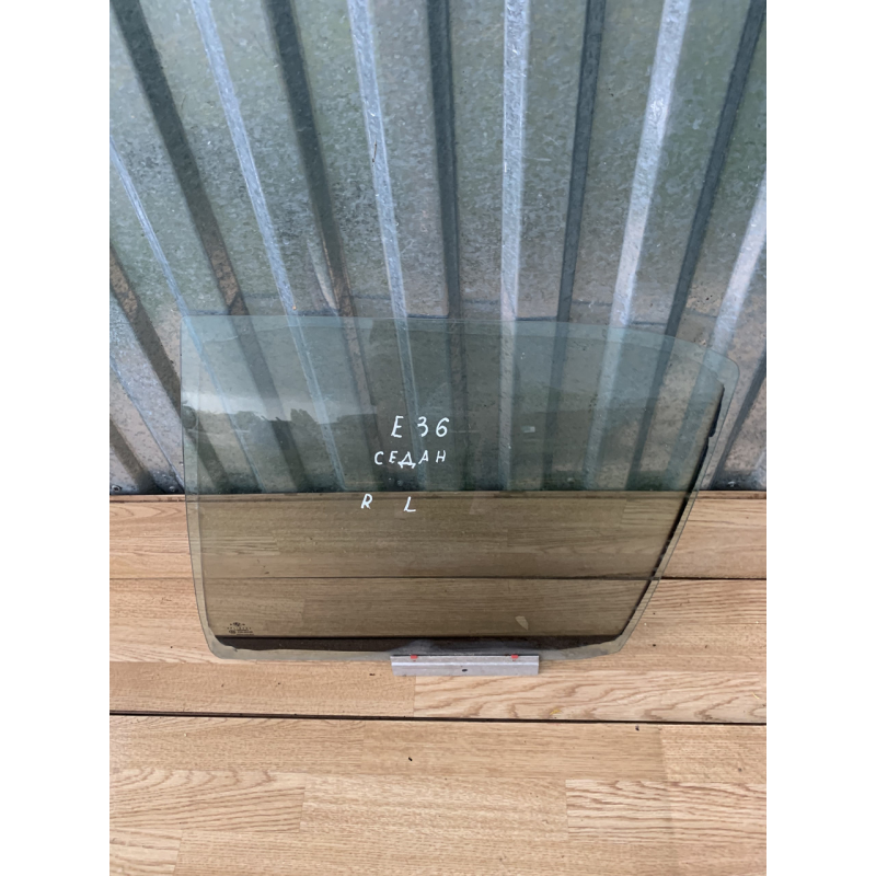 Скло дверей заднє ліве Bmw E36 седан Скло дверей заднє ліве Bmw E36 седан