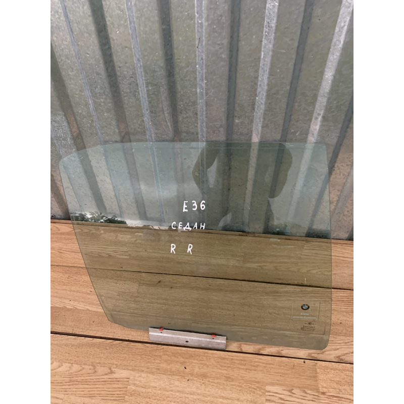 Скло дверей заднє праве Bmw E36 седан Скло дверей заднє праве Bmw E36 седан
