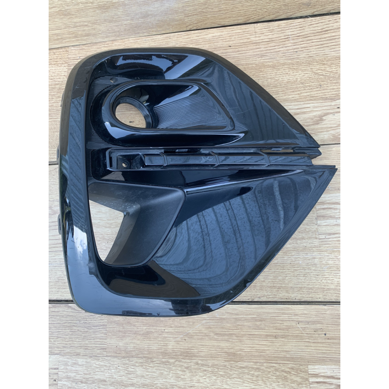 Решітка бампера Kia Sportage 4 QL права 86526-F1510 86522-F1510