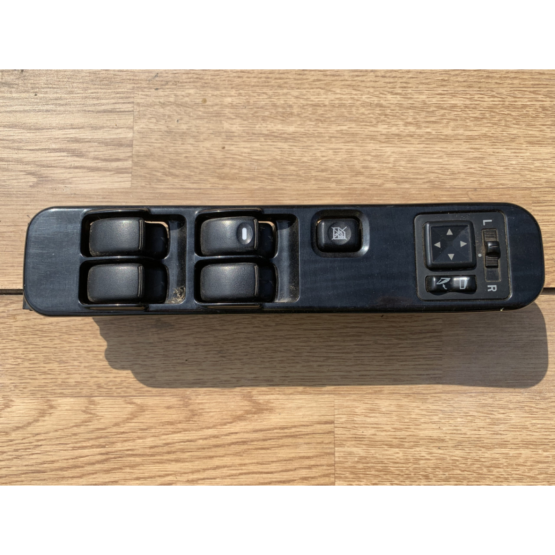 Блок управління склопідіймачами Mitsubishi Pajero Sport 8608A048XAX5 Блок управління склопідіймачами Mitsubishi Pajero Sport 8608A048XAX5