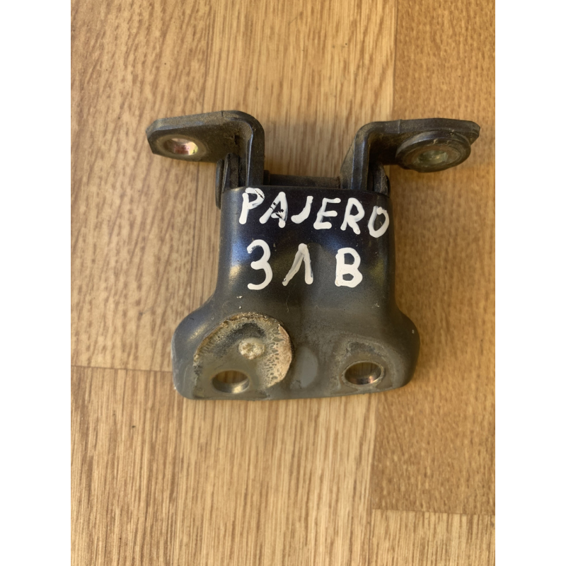 Петля завіс дверей Mitsubishi Pajero Sport зад лівий верх Петля завіс дверей Mitsubishi Pajero Sport зад лівий верх