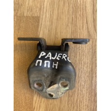 Петля завіс дверей Mitsubishi Pajero Sport передня права низ