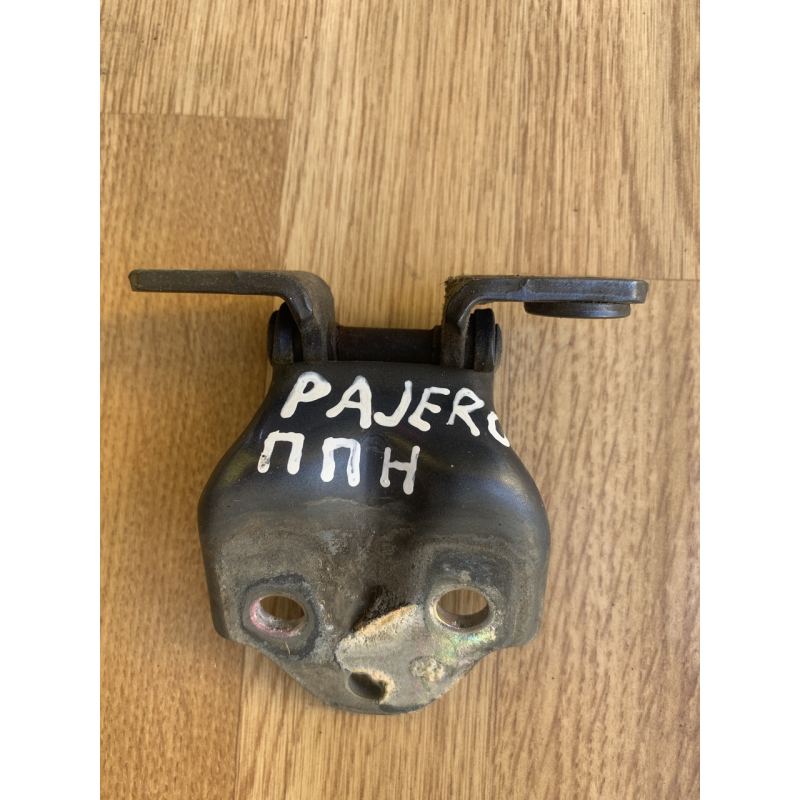 Петля завіс дверей Mitsubishi Pajero Sport передня права низ Петля завіс дверей Mitsubishi Pajero Sport передня права низ