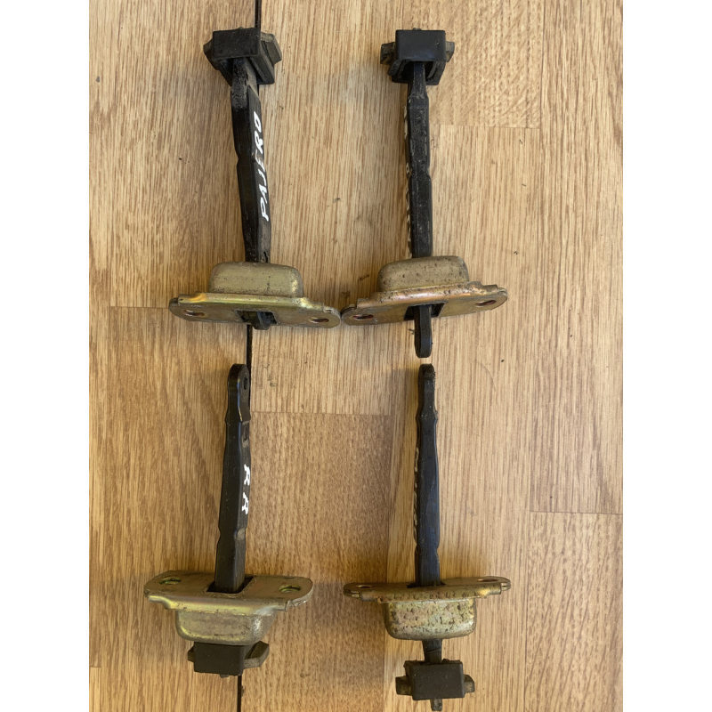 Обмежувач дверей Mitsubishi Pajero Sport