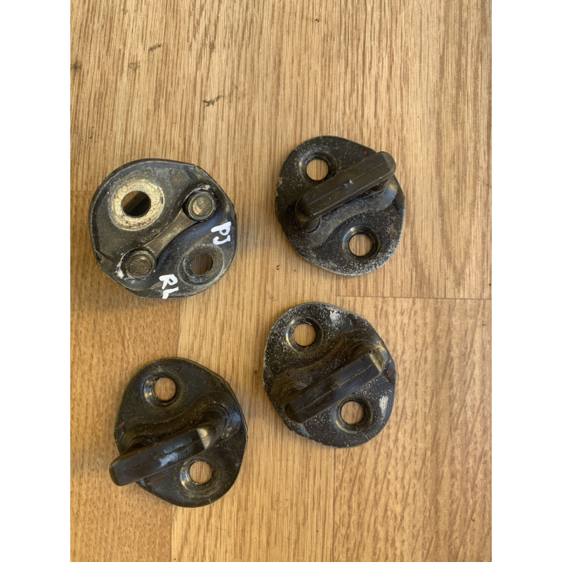 Фіксатор дверей Mitsubishi Pajero Sport 1 Фіксатор дверей Mitsubishi Pajero Sport 1