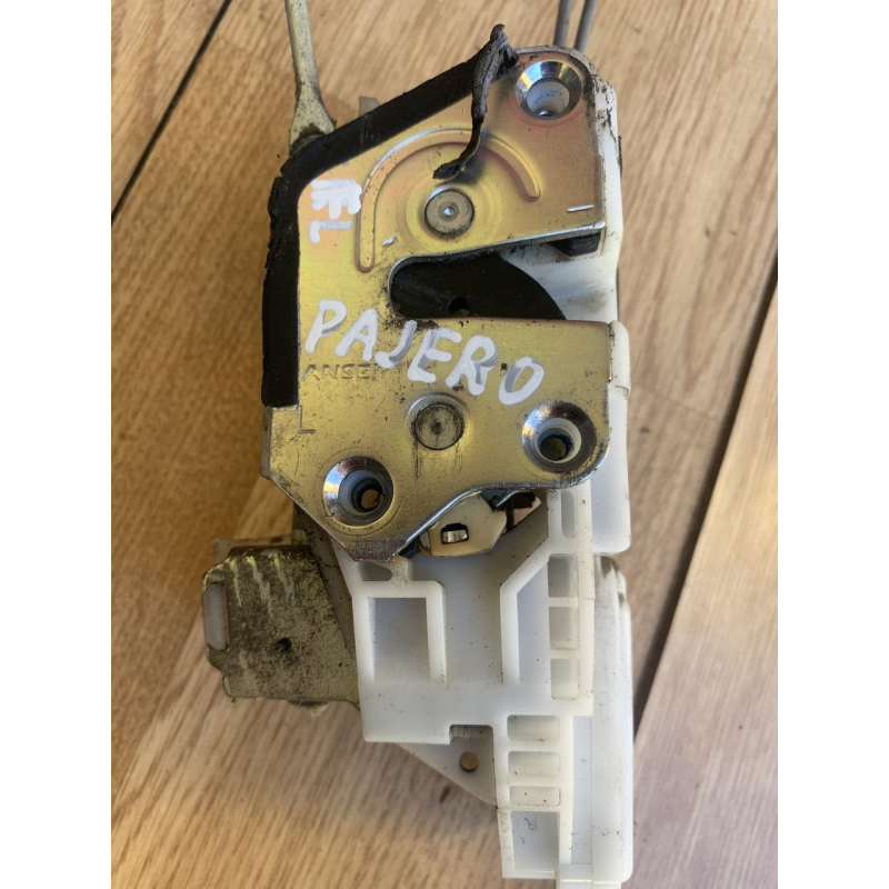 Замок дверей передній лівий Mitsubishi Pajero Sport 1 Замок дверей передній лівий Mitsubishi Pajero Sport 1
