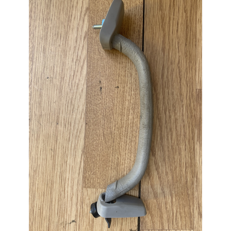 Ручка стійки передньої правої Mitsubishi Pajero Sport Ручка стійки передньої правої Mitsubishi Pajero Sport