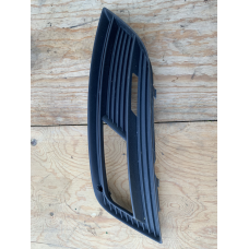 Решітка бампера права Audi A4 B8