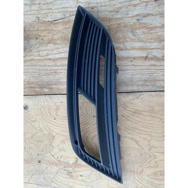 Решітка бампера права Audi A4 B8