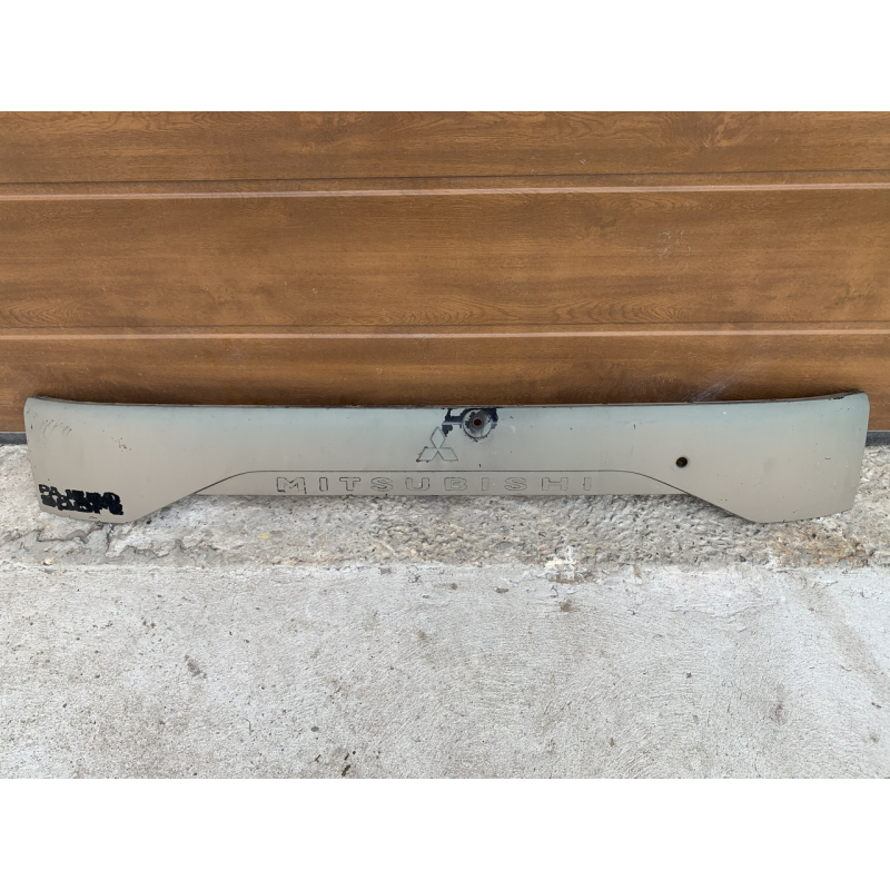 Накладка кришки багажника Mitsubishi Pajero Sport MR245223