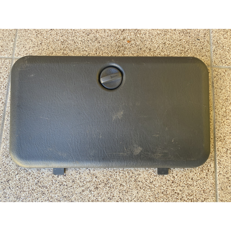 Кришка / лючок обшивки багажника права Mitsubishi Pajero Sport MR250080