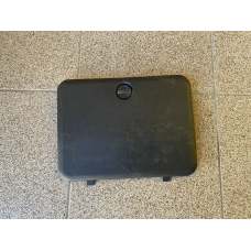 Кришка / лючок обшивки багажника ліва Mitsubishi Pajero Sport MR250079