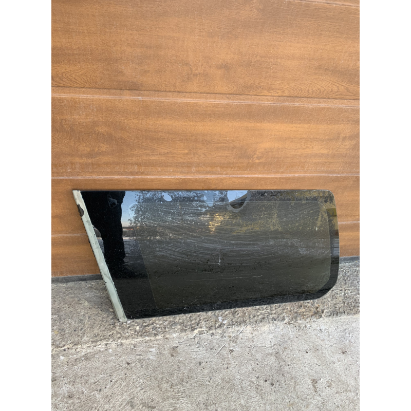 Скло заднє ліве глухе Mitsubishi Pajero Sport 1 Скло заднє ліве глухе Mitsubishi Pajero Sport 1