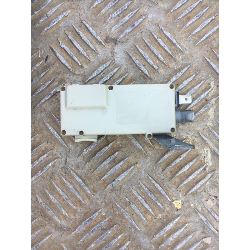 Підсилювач антени Mercedes W210 2108203989 Підсилювач антени Mercedes W210 2108203989