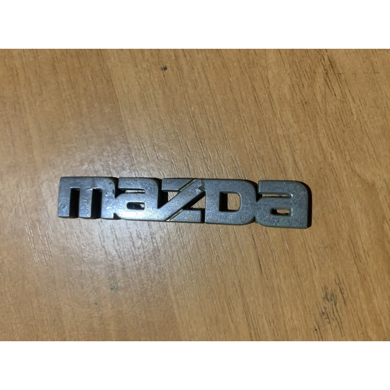 Емблема задня надпис Mazda