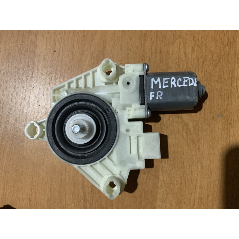 Моторчик склопідйомника передній правий Mercedes C, GLC Class 16-22 A2139069501 Моторчик склопідйомника передній правий Mercedes C, GLC Class 16-22 A2139069501
