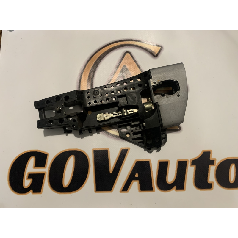 Тримач кронштейн ручки зовнішньої перід лівої Audi Q5 8T01837885 Тримач кронштейн ручки зовнішньої перід лівої Audi Q5 8T01837885