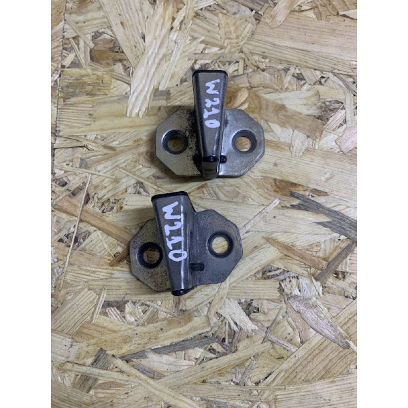 Скоба фіксатор дверей / Фиксатор Mercedes W210 Скоба фіксатор дверей / Фиксатор Mercedes W210