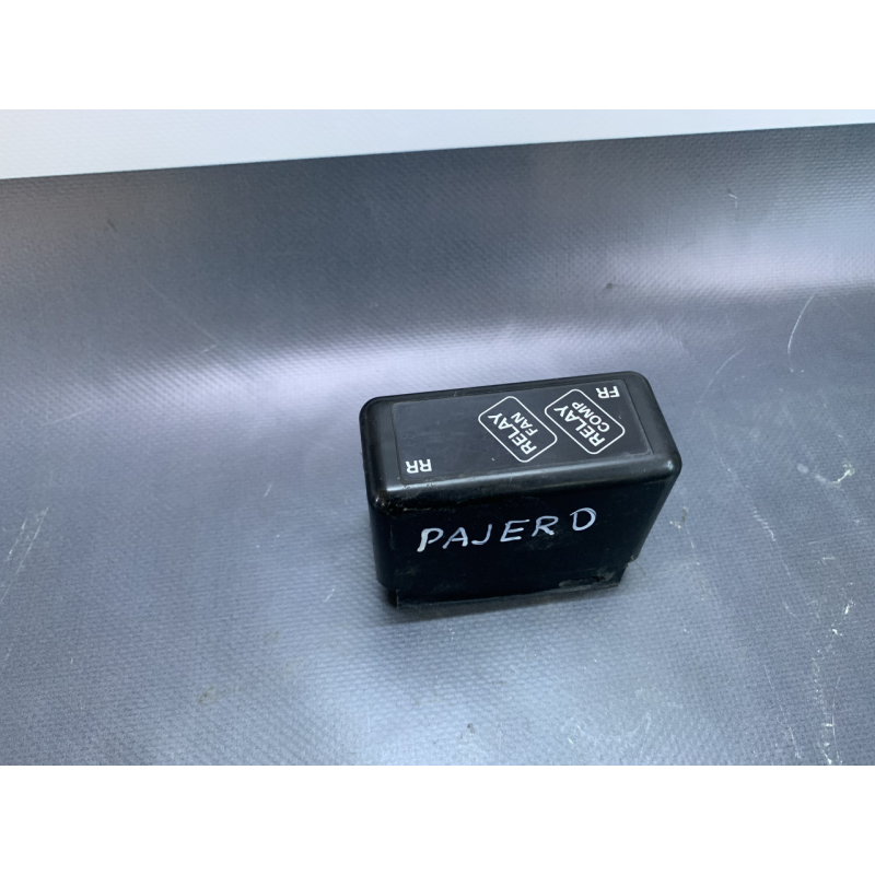 Кришка блоку реле Mitsubishi Pajero Sport 1