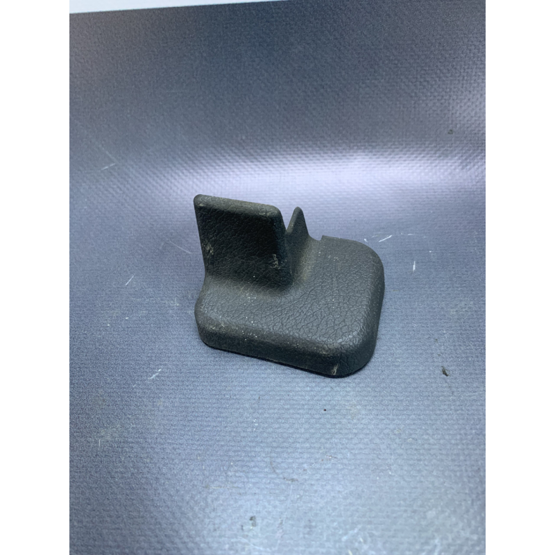 Накладка кріплення сидіння Mitsubishi Pajero Sport MR251133