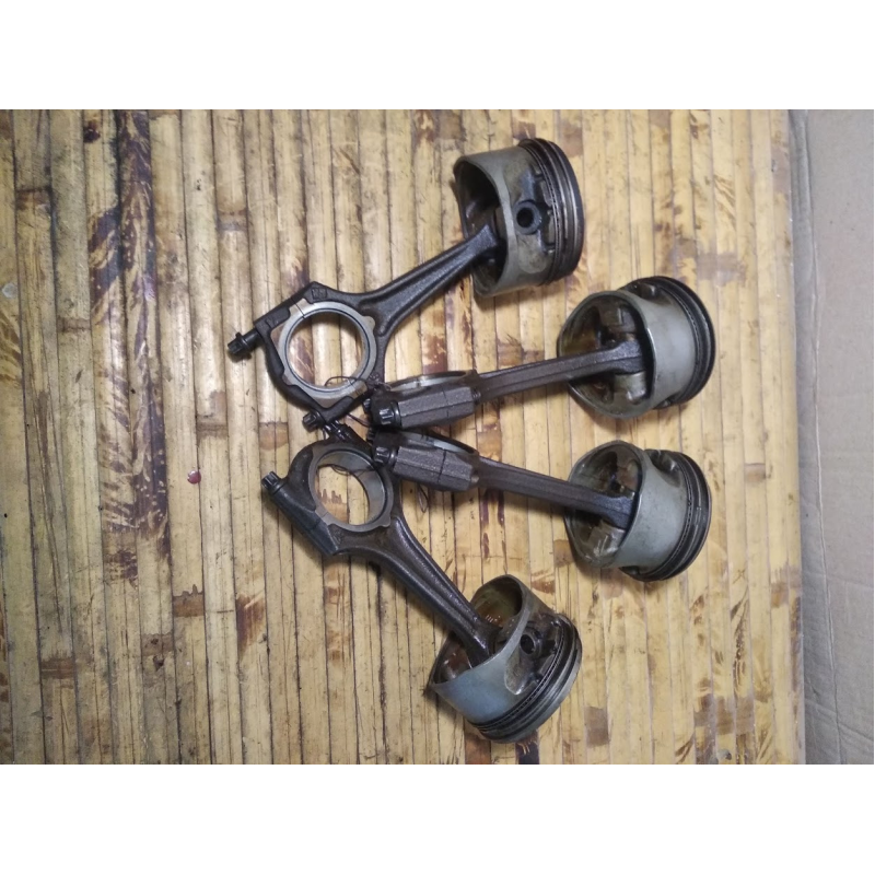 Поршень з шатуном Opel Vectra B 1.6i 16V