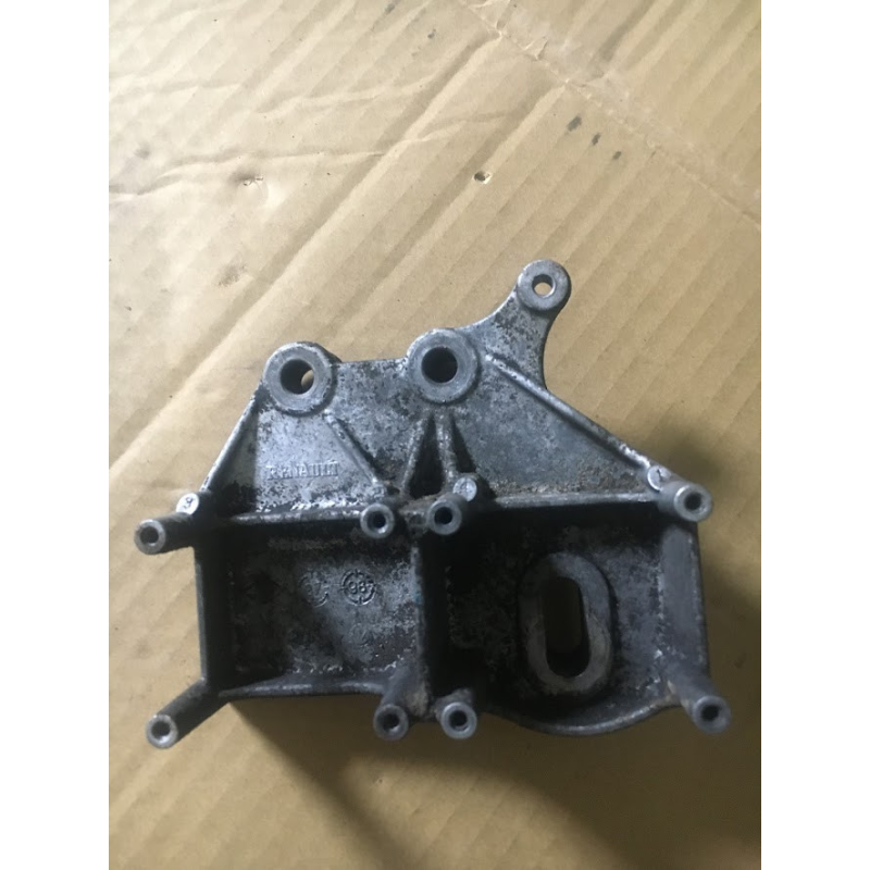 Кронштейн кріплення котушки Renault Laguna 1  7700872046