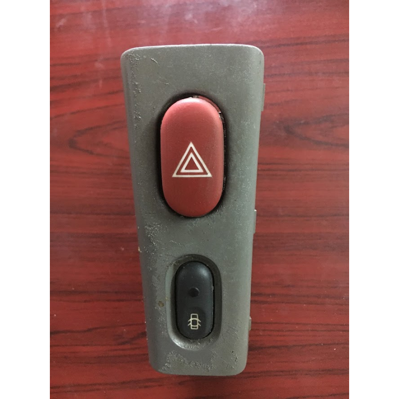 Кнопка центрального та аварійки renault Laguna 1 7700421089