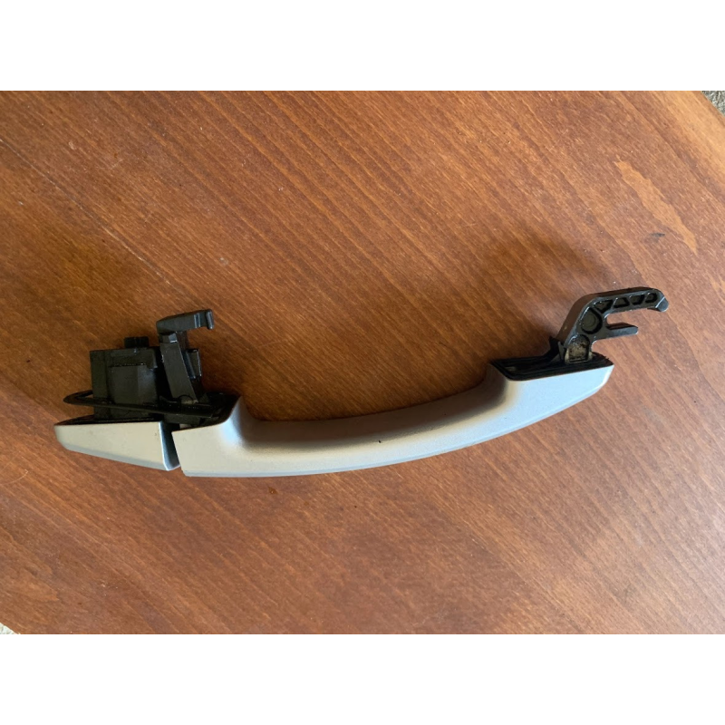 Ручка дверки перід права Opel Astra J Insignia  13500026