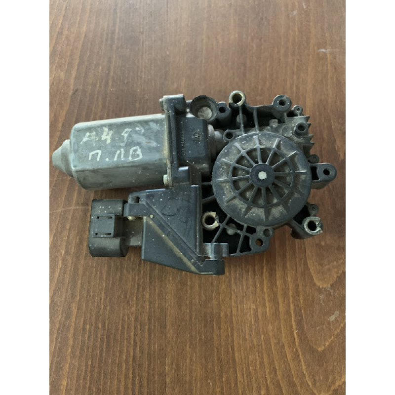 Моторчик склопідіймача передній правий Audi A4 B5 113846113 05071902 Моторчик склопідіймача передній правий Audi A4 B5 113846113 05071902