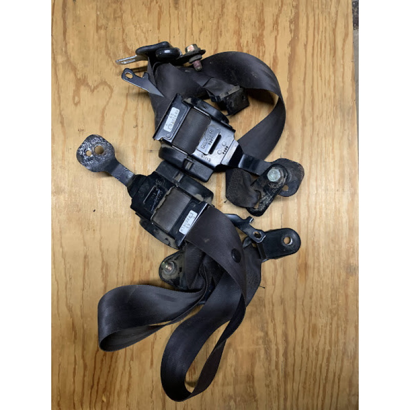 Ремні безпеки передні Mazda 323 BG