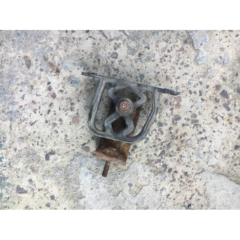 Кронштейн глушника Бмв