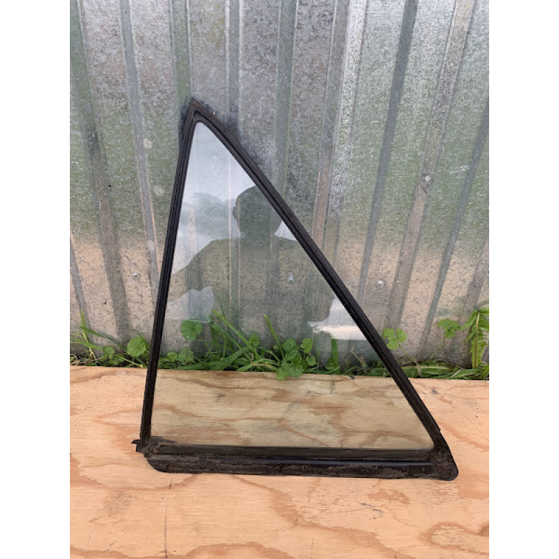 Скло задніх ліве дверей глухе Mazda 323 BG