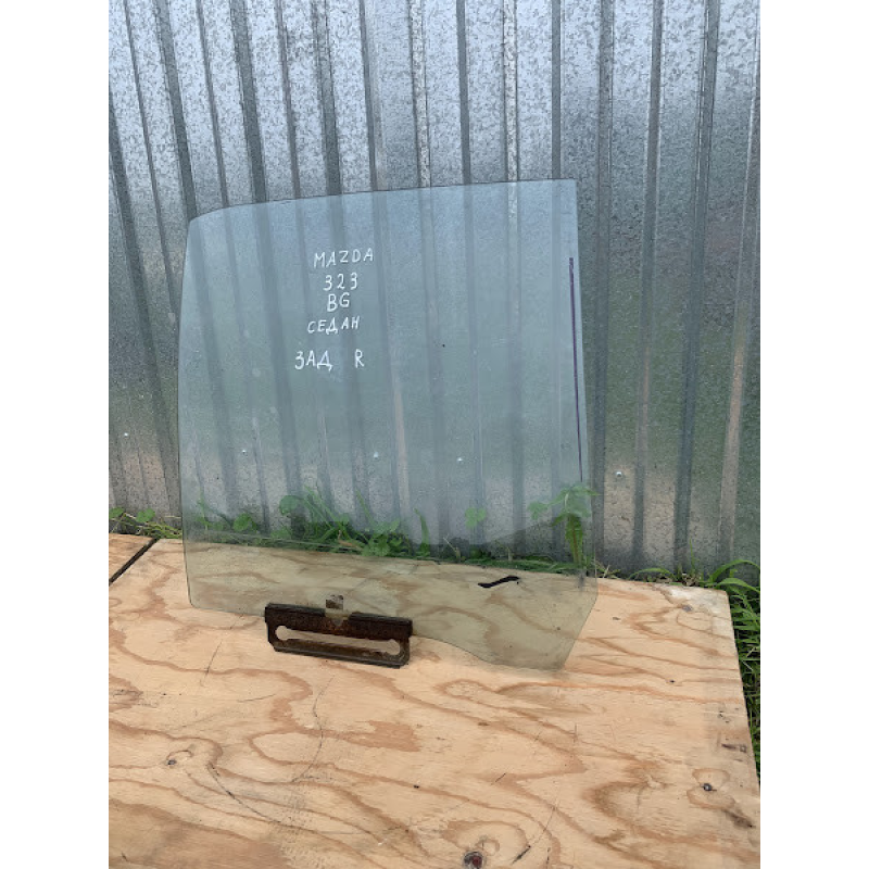 Скло дверей задній Mazda 323 BG праве