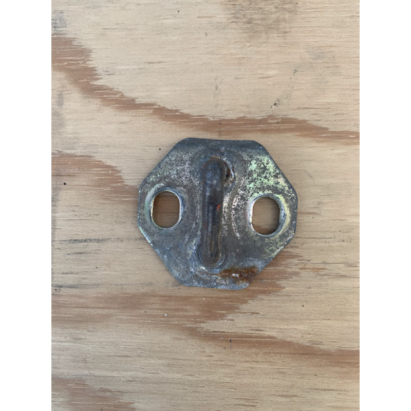 Фіксатор багажника Mazda 323 BG седан