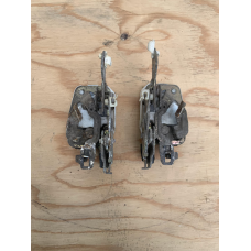 Замок дверей задніх Mazda 323 BG седан