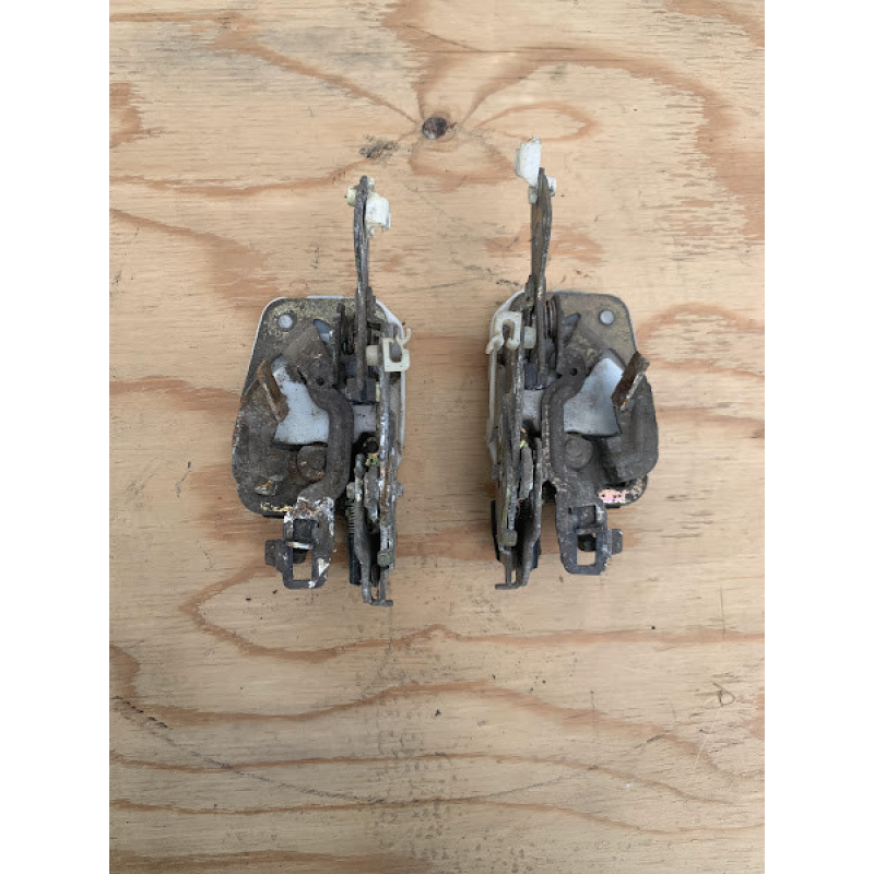 Замок дверей задніх Mazda 323 BG седан Замок дверей задніх Mazda 323 BG седан