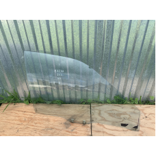 Скло дверей переднє праве Mazda 323 BG