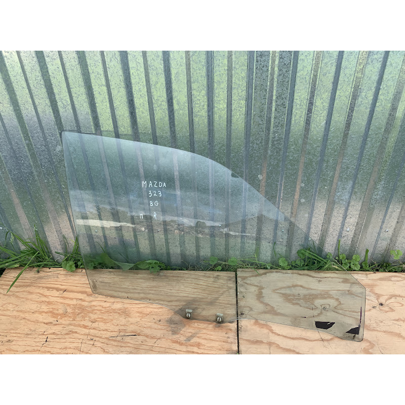 Скло дверей переднє праве Mazda 323 BG