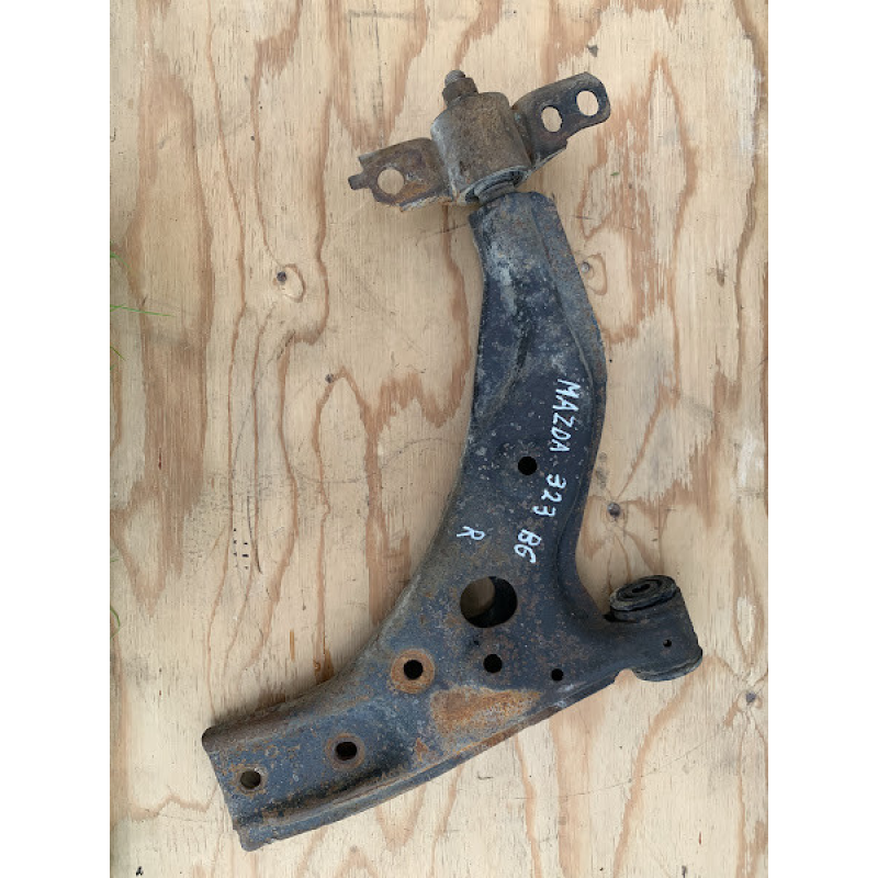 Важіль передній правий Mazda 323 BG